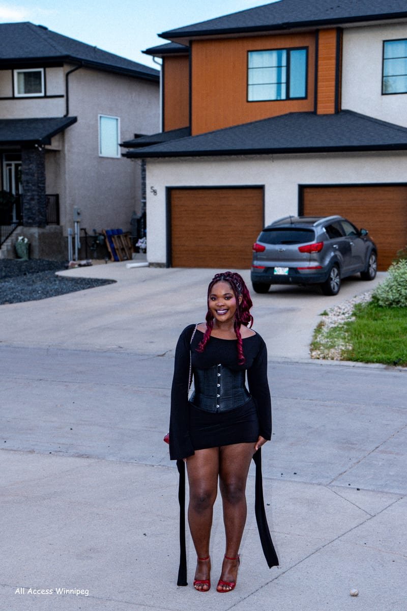 Guest portrait on the driveway before the show, black corset look